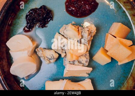Piatto di formaggi con diversi tipi di formaggio con erbe di timo e noci Foto Stock