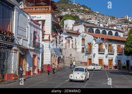 White Volkswagen Beetle taxi sulla piazza principale El Zocalo nel centro coloniale della città di Taxco de Alarcón, Guerrero, Messico Foto Stock