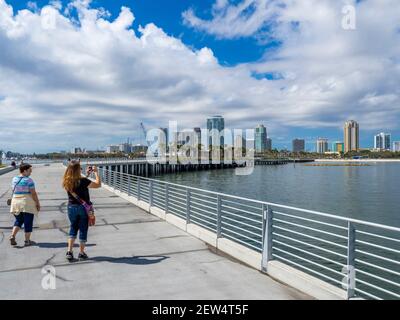 Lo skyline della città dal nuovo St Pete Pier è stato inaugurato 2020 a San Pietroburgo, Florida USA Foto Stock
