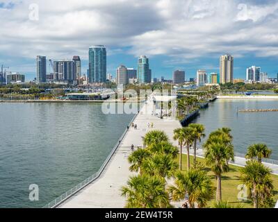 Skyline della città da Pier Point sulla nuova St Pete Pier aperto nel 2020 a San Pietroburgo, Florida USA Foto Stock
