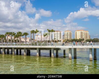 Lo skyline della città dal nuovo St Pete Pier è stato inaugurato 2020 a San Pietroburgo, Florida USA Foto Stock