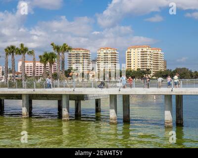 Lo skyline della città dal nuovo St Pete Pier è stato inaugurato 2020 a San Pietroburgo, Florida USA Foto Stock