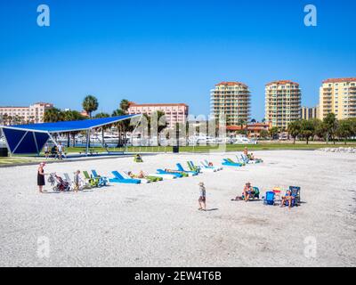 Persone che si godono Spa Beach sul nuovo St Pete Pier Aperto nel 2020 a San Pietroburgo, Florida USA Foto Stock