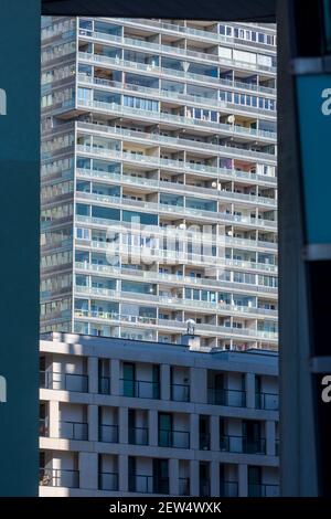 Wien, Vienna: casa appartamento Highrise Torre Mischek (top), casa appartamento DC Living (below) a Donau City, logge, facciata in cemento nel 22. Donaustad Foto Stock