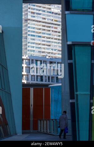 Wien, Vienna: casa appartamento Highrise Torre Mischek (top), casa appartamento DC Living (below) a Donau City, logge, facciata in cemento nel 22. Donaustad Foto Stock