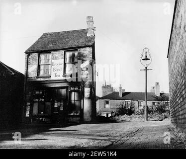 Slum clearance Gran Bretagna anni 50. L'area dei giardini primaverili di Dudley nel Paese Nero 1956 Foto Stock