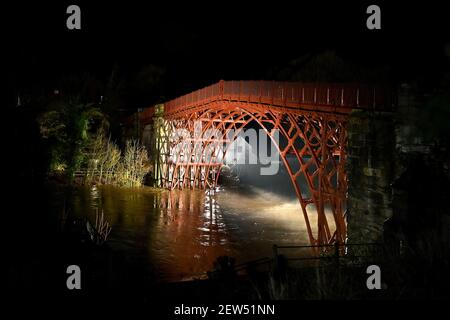 L'Ironbridge, Shropshire di notte con il fiume Severn in piena. Copyright 2020 © Sam Bagnall Foto Stock