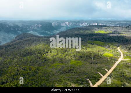 Vista aerea di una pista sterrata che attraversa la Grose Valle vicino a Blackheath nelle Blue Mountains nella regione New Galles del Sud in Australia Foto Stock