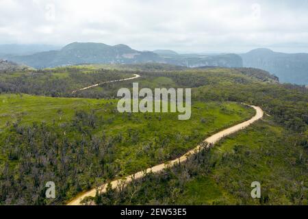 Vista aerea di una pista sterrata che attraversa la Grose Valle vicino a Blackheath nelle Blue Mountains nella regione New Galles del Sud in Australia Foto Stock