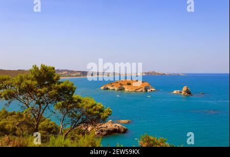 Costa del Gargano: baia di Vieste.-(Puglia) ITALIA-in primo piano l'isolotto Gattarella e sullo sfondo la città di Vieste. Foto Stock