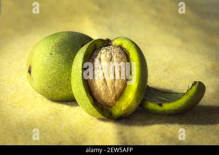 Noce chiuso ma non maturo all'interno della frutta con un giallo sfondo Foto Stock