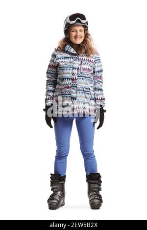 Ritratto a lunghezza intera di una giovane donna che indossa scarponi da sci isolato su sfondo bianco Foto Stock