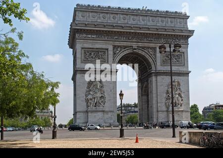 Parigi, Francia, 20 giugno: Vista dell'Arco di Trionfo in Place Charles de Gaulle in un giorno di sole estivo il 20 giugno 2012. Foto Stock