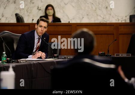 Washington, Stati Uniti d'America. 02 marzo 2021. Il senatore degli Stati Uniti Josh Hawley (repubblicano del Missouri) ha interrogato il direttore dell'FBI Christopher Wray mentre egli testimonia davanti a un'audizione di supervisione del Comitato giudiziario del Senato sul Federal Bureau of Investigation (FBI) a Capitol Hill a Washington, Stati Uniti, 2 marzo 2021. Credit: Leah Millis/Pool via CNP | Usage worldwide Credit: dpa/Alamy Live News Foto Stock