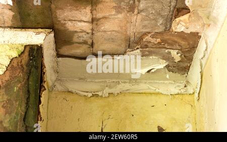 Soffitto danneggiato a causa di perdite di acqua Foto Stock