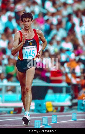 Daniel Plaza (ESP) vince la medaglia d'oro nella passeggiata maschile di 20 chilometri ai Giochi Olimpici estivi del 1992. Foto Stock