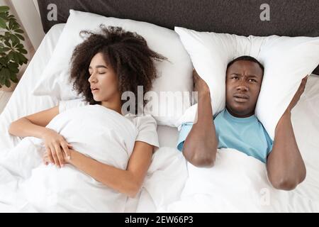 Soffre di russare a letto, apnea, stanchezza e problemi di salute a casa Foto Stock