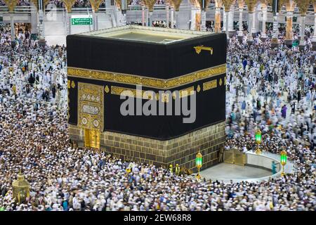 Santa Kaaba. Pellegrini musulmani da tutto il mondo. Una folla di pellegrini circumambulate - tawaf Foto Stock