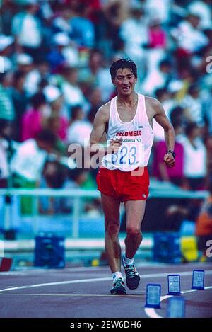 Héctor Moreno (COL) in gara nella passeggiata maschile di 20 chilometri ai Giochi Olimpici estivi 1992. Foto Stock