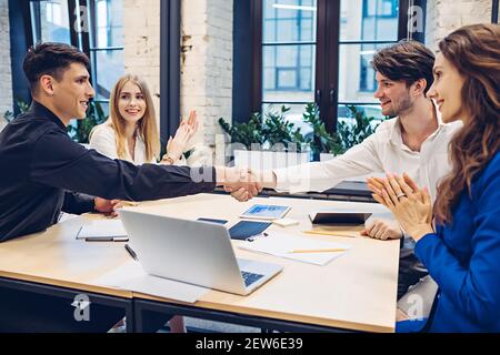 Uomini d'affari si stringono la mano in ufficio Foto Stock