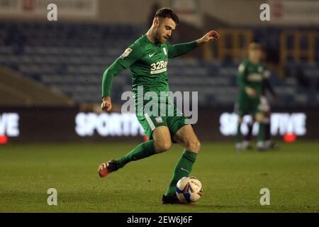 Londra, Regno Unito. 02 marzo 2021. Andrew Hughes di Preston North finiscono in azione durante il gioco. EFL Skybet Championship, Millwall contro Preston North End al Den di Londra martedì 2 marzo 2021. Questa immagine può essere utilizzata solo per scopi editoriali. Solo per uso editoriale, è richiesta una licenza per uso commerciale. Nessun utilizzo nelle scommesse, nei giochi o nelle pubblicazioni di un singolo club/campionato/giocatore. pic by Steffan Bowen/Andrew Orchard sports photography/Alamy Live news Credit: Andrew Orchard sports photography/Alamy Live News Foto Stock