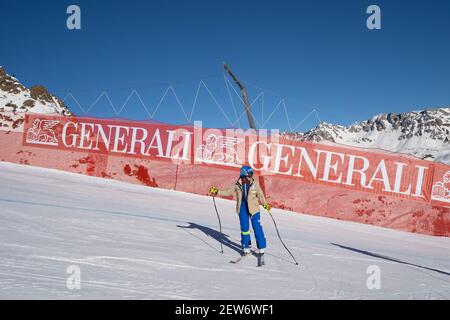 Val di Fassa, Italia 28 Febbraio 2021: Elena CURTONI (ITA) ispeziona il corso durante la COPPA DEL MONDO DI SCI AUDI FIS 2020/21 Super-G femminile sulla la Vol Foto Stock