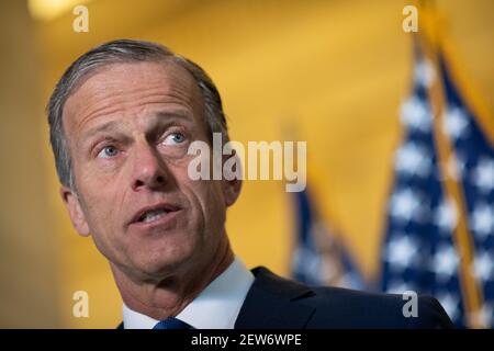 Washington, Stati Uniti. 02 marzo 2021. Il senatore John Thune (R-SD) durante una conferenza stampa sulla leadership repubblicana al Campidoglio degli Stati Uniti, a Washington, DC, martedì 2 marzo 2021. Oggi, mentre i negoziati del Congresso sul progetto di legge COVID del Presidente Biden da 1.9 trilioni di dollari continuano dopo il passaggio in Aula, il Senato voterà sulla nomina di Gina Raimondo a Segretario del Commercio. (Graeme Sloan/Sipa USA) Credit: Sipa USA/Alamy Live News Foto Stock