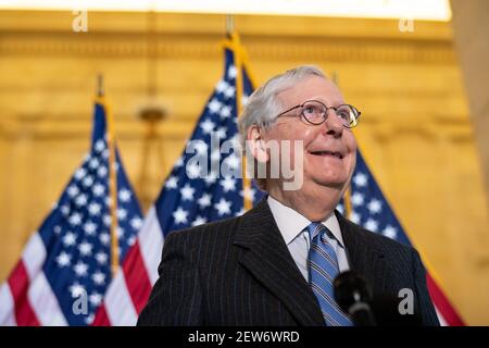 Washington, Stati Uniti. 02 marzo 2021. Il senatore Mitch McConnell (R-KY), leader della maggioranza del Senato, sorride durante una conferenza stampa sulla leadership repubblicana al Campidoglio degli Stati Uniti, a Washington, DC, martedì 2 marzo, 2021. Oggi, mentre i negoziati del Congresso sul progetto di legge COVID del Presidente Biden da 1.9 trilioni di dollari continuano dopo il passaggio in Aula, il Senato voterà sulla nomina di Gina Raimondo a Segretario del Commercio. (Graeme Sloan/Sipa USA) Credit: Sipa USA/Alamy Live News Foto Stock