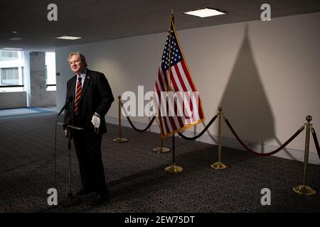 Washington, Stati Uniti. 02 marzo 2021. Il senatore John Kennedy (D-LA) parla ai media al Campidoglio degli Stati Uniti, a Washington, DC, martedì 2 marzo, 2021. Oggi, mentre i negoziati del Congresso sul progetto di legge COVID del Presidente Biden da 1.9 trilioni di dollari continuano dopo il passaggio in Aula, il Senato voterà sulla nomina di Gina Raimondo a Segretario del Commercio. (Graeme Sloan/Sipa USA) Credit: Sipa USA/Alamy Live News Foto Stock