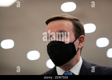 Washington, Stati Uniti. 02 marzo 2021. Il senatore Chris Murphy (D-CT) parla ai media nella metropolitana del Senato, presso il Campidoglio degli Stati Uniti, a Washington, DC, martedì 2 marzo, 2021. Oggi, mentre i negoziati del Congresso sul progetto di legge COVID del Presidente Biden da 1.9 trilioni di dollari continuano dopo il passaggio in Aula, il Senato voterà sulla nomina di Gina Raimondo a Segretario del Commercio. (Graeme Sloan/Sipa USA) Credit: Sipa USA/Alamy Live News Foto Stock