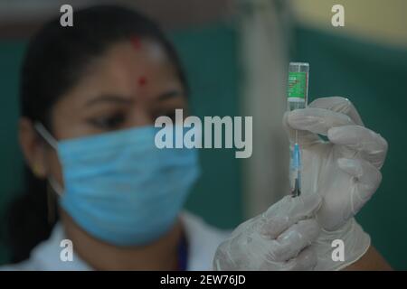 Abhisek Saha / le Pictorium - seconda fase di vaccinazione Covid In India - 01/03/2021 - India / Tripura / Agartala - UN amministratore medico riempie la siringa con il Covisield vaccino nella sala di vaccinazione durante la seconda frase di vaccinazione A Gandhigram centro sanitario primario, a 10 km da Agartala Foto Stock