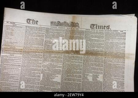 La testa del palo e la prima pagina del giornale Times di Londra martedì 3 marzo 1863. Foto Stock