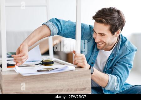 Riparazione e montaggio di mobili, scrivania fissa, blogger popolari opere da casa Foto Stock