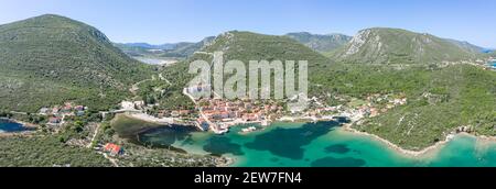 Panorama aereo drone scatto di Mali Ston con le mura della città Di Ston a Ragusa vicino Dubrovnik in Croazia estate Foto Stock