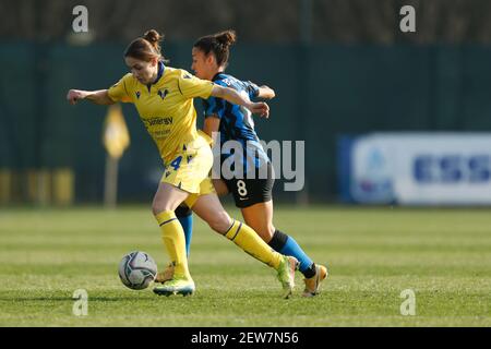 Milano, Italia. 27 Feb 2021. Laura Perin (Hellas Verona Women) e Martina Brutia (FC Internazionale) durante FC Internazionale vs Hellas Verona Women, Italian Football Series A Women Match a Milan, Italy, February 27 2021 Credit: Independent Photo Agency/Alamy Live News Foto Stock