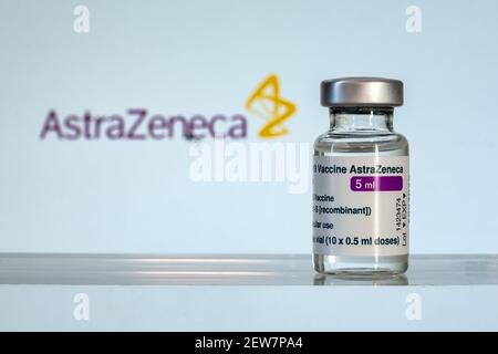 Montreal, CA - 2 marzo 2021: Fiala di vaccino e logo AstraZeneca Covid-19 Foto Stock