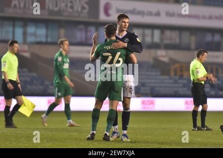 LONDRA, INGHILTERRA. 2 MARZO Ched Evans di Preston North End si congratulano con Jake Cooper di Millwall durante la partita del campionato Sky Bet tra Millwall e Preston North End al Den, Londra, martedì 2 marzo 2021. (Credit: Ivan Yordanov | MI News) Credit: MI News & Sport /Alamy Live News Foto Stock