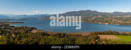 Veduta aerea del Lago di Varese e della catena montuosa del campo dei Fiori, Varese, Italia. Foto Stock