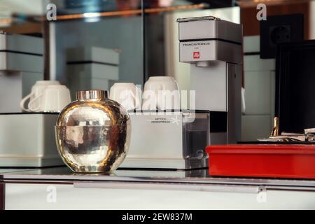 Mosca, Russia - 13 febbraio 2021: Macchina da caffè con tazze e forniture Foto Stock