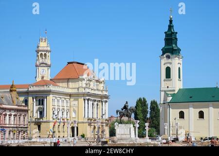 Il municipio di Oradea in Piazza dell'Unione al momento dei lavori in corso per rinnovare la pavimentazione, Romania Foto Stock