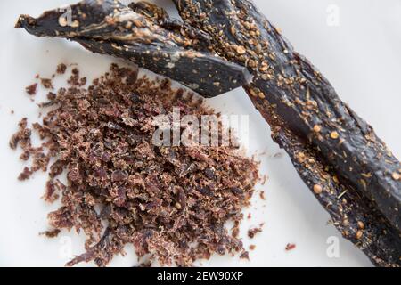 Venison da un daino selvaggio che è stato asciugato all'aria per fare il biltong fatto in casa. È stato grattugiato per fare un condimento per le uova strapazzate. Era cura Foto Stock