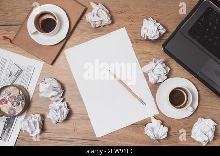 Crisi creativa. Concetto di stress, problemi psicologici e mancanza di idee. Disposizione piatta, vista dall'alto Foto Stock