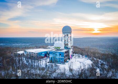 vista aerea sulla stazione di sorveglianza abbandonata durante il tramonto Foto Stock