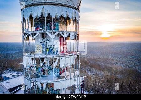 vista aerea sulla stazione di sorveglianza abbandonata durante il tramonto Foto Stock