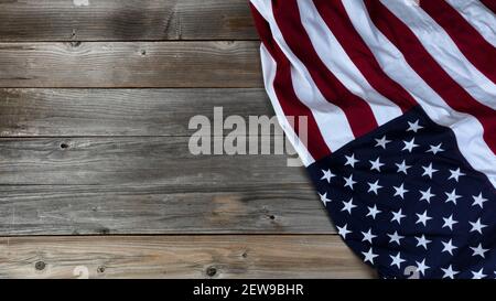 Grande bandiera americana in tessuto che svita su tavole di legno d'epoca Foto Stock