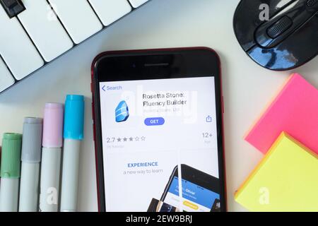 New York, USA - 2 Marzo 2021: Rosetta Stone: Icona dell'app mobile Fluency Builder sullo schermo del telefono, Editoriale illustrativo Foto Stock