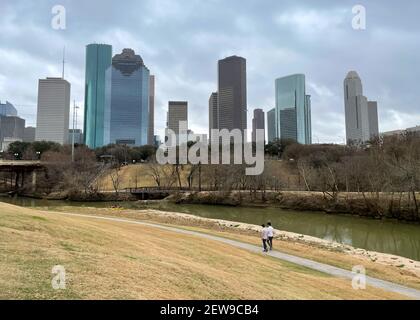 Houston, Texas USA - 27 febbraio 2021: Vista del Buffalo Bayou Park con persone a piedi e edifici del centro Foto Stock