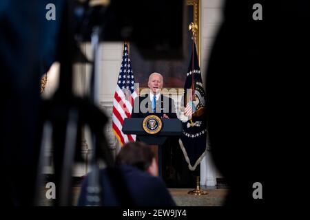 Washington, Stati Uniti. 02 marzo 2021. Il presidente Joe Biden fa osservazioni con il vicepresidente Kamala Harris, sulla pandemia COVID-19 in corso nella Sala da pranzo di Stato della Casa Bianca, lunedì 2 marzo 2021. (Foto di Doug Mills/Pool/Sipa USA) Credit: Sipa USA/Alamy Live News Foto Stock