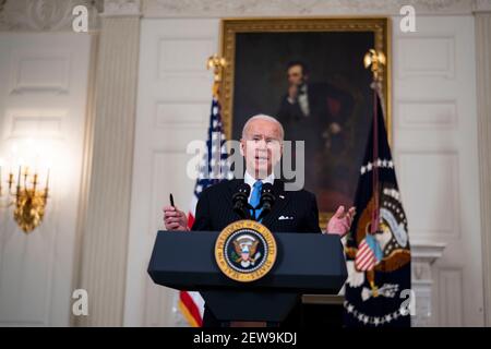 Washington, Stati Uniti. 02 marzo 2021. Il presidente Joe Biden fa osservazioni con il vicepresidente Kamala Harris, sulla pandemia COVID-19 in corso nella Sala da pranzo di Stato della Casa Bianca, lunedì 2 marzo 2021. (Foto di Doug Mills/Pool/Sipa USA) Credit: Sipa USA/Alamy Live News Foto Stock