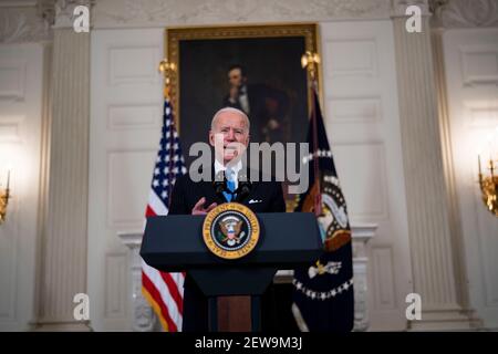 Washington, Stati Uniti. 02 marzo 2021. Il presidente Joe Biden fa osservazioni con il vicepresidente Kamala Harris, sulla pandemia COVID-19 in corso nella Sala da pranzo di Stato della Casa Bianca, lunedì 2 marzo 2021. (Foto di Doug Mills/Pool/Sipa USA) Credit: Sipa USA/Alamy Live News Foto Stock